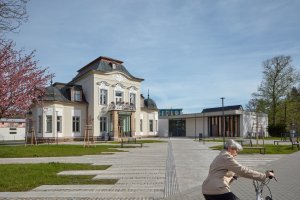 Knihovna v Rožnově pod Radhoštěm se rozšířila o přístavbu, s ohledem na původní neobarokní vilu. (Městská knihovna v Rožnově pod Radhoštěm; ateliér ČTYŘSTĚN)