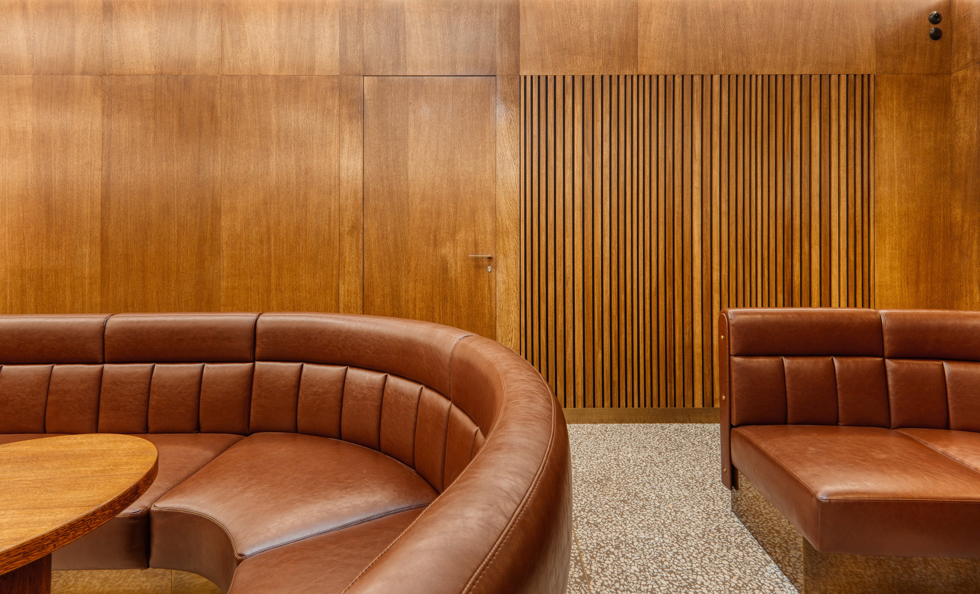 SAPELI v Rudolfinu skloubilo funkčnost a respekt k historii. (Rekonstrukce zázemí Rudolfina; Architektonické studio Lenky Míkové)