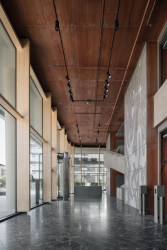 Na místě brněnského brownfieldu Vlněna vyrostl kancelářský komplex. Studio acht zde postavilo patnáctipodlažní prosklenou budovu s označením I.