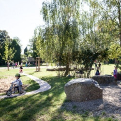 Mateřská a základní škola v Kolodějích získala novou zahradu podle návrhu Marcely Steinbachové