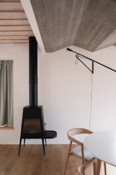 Ateliér Martin Neruda Architektura zrekonstruoval vyhořelý rodinný dům na pražské Zbraslavi