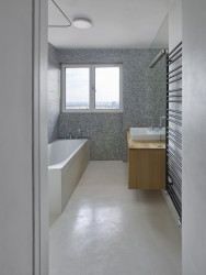 Rekonstrukce bytu a bytového domu Nový Svet, ARCHITEKTI mikulaj & mikulajová - Koupelna