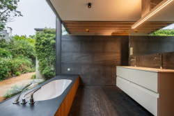 Nová skleněná přístavba - interiér (Rekosntrukce domu v Bretani, MOLO ARCHITEKTI)