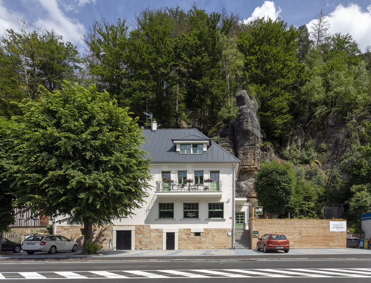 Zrekonstruovaný penzion v Hřensku od architektek z ateliéru Ykony