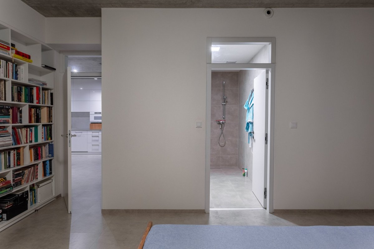 Ateliér LIPROJEKT s.r.o. zrealizoval rodinný dům obklopený zelení a výhledem do údolí.