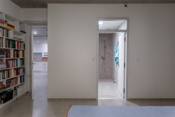 Ateliér LIPROJEKT s.r.o. zrealizoval rodinný dům obklopený zelení a výhledem do údolí.