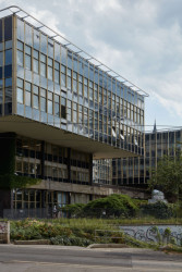 Na konci šedesátých let vyrost v areálu Emauzského kláštera soubor ří novostaveb - kostek vynesených na soklech