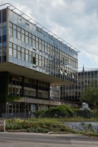 Na konci šedesátých let vyrost v areálu Emauzského kláštera soubor ří novostaveb - kostek vynesených na soklech