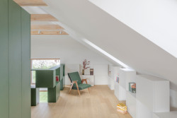 V podkroví vznikl moderní byt s plynulými přechody mezi obytnými zónami. (Rekonstrukce podkroví v Mokronogu, Tina Hočevar)