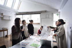 Se svým stánkem nakládá originálně také Švýcarsko. 29 z 29 národních pavilonů v Giardini navrhli muži a autorky švýcarské instalace se rozhodly vzdát hold jedné z prvních registrovaných architektek ve Švýcarsku, Lisbeth Sachs. 