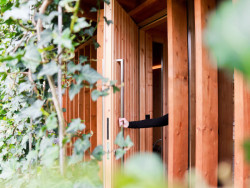 Při vstupu dovnitř se ocitneme v prostoru, kde se nachází zázemí pro odložení věcí. (Sauna, Adam Lukačovič)