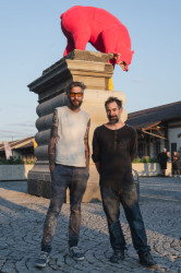 V Holešovické tržnici mají nové sousoší. Autory jsou Adam Trbušek a Artur Magrot z AVU. 