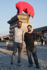 V Holešovické tržnici mají nové sousoší. Autory jsou Adam Trbušek a Artur Magrot z AVU. 