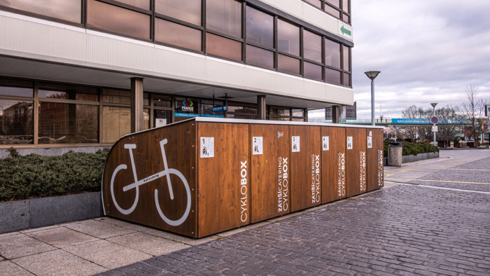 Cyklobox pro dlouhodobé parkování kol i uskladnění příslušenství. (Cyklobox od Urbania)