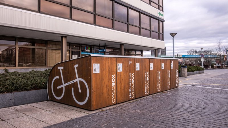Cyklobox pro dlouhodobé parkování kol i uskladnění příslušenství. (Cyklobox od Urbania)