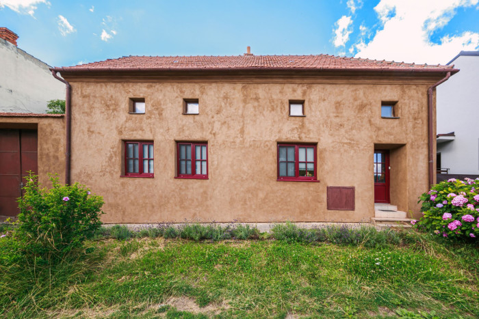 Fasády vynikají vysokou difuzní otevřeností, což umožňuje efektivní odvod vlhkosti z konstrukce. (Vápenné omítky od Hlinařů)