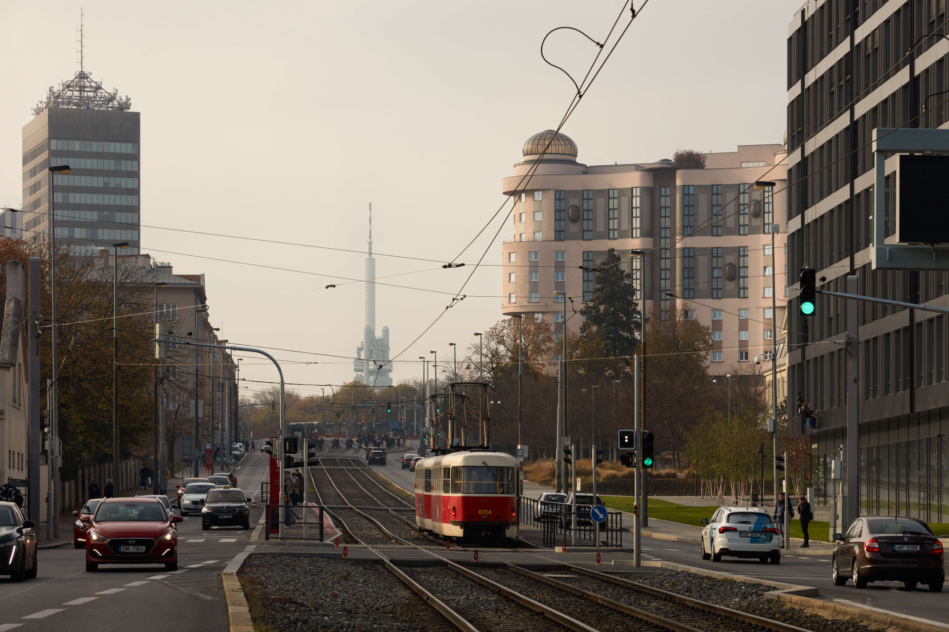 Hotel Don Giovanni je něco jako pomník 90. let. Připomíná, že v této dekádě bylo možné skoro cokoliv – třeba i dům, který má na sobě motýla přes deset pater. 