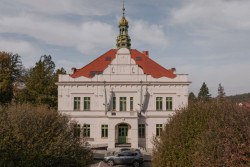 Rekonstrukce Villy Fitz se vrací do podoby z roku 1909, kdy ji v duchu neorenesance upravil architekt Bohuslav Ryšavý. (Villa Fitz v Rokycanech, Luni architekti)