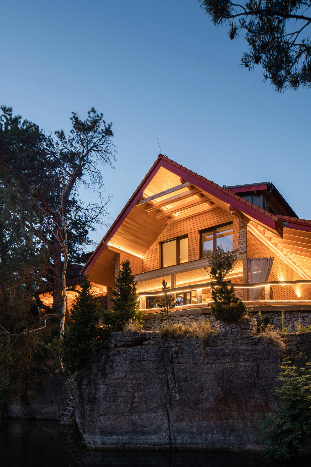 Lukáš Pejsar z ateliéru 3AE navrhl dřevostavbu u jezera