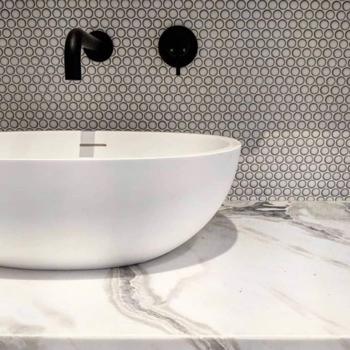 Světle modrá "penízková" mozaika