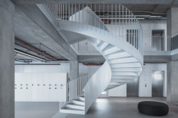 Městská knihovna v Praze na Petřinách, studio MONOM: První a druhé patro jsou propojené atriem.