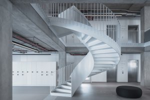 Městská knihovna v Praze na Petřinách, studio MONOM: První a druhé patro jsou propojené atriem.