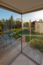 Prosklením se otevírá výhled do zahrady. (Přestavba rodinného domu v Ostrovačicích, INK ARC)