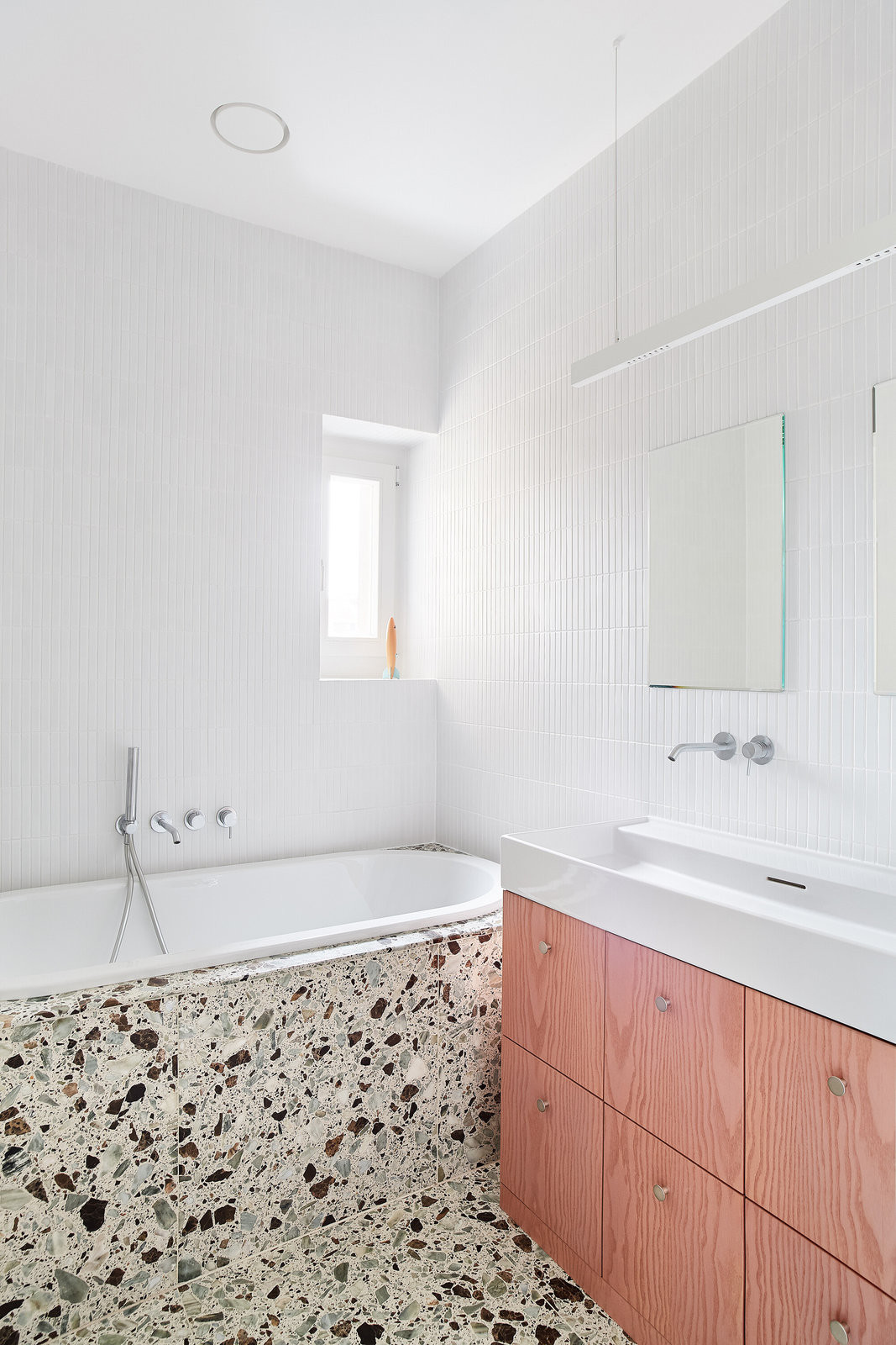 Koupelna má obdobní skřínky jako v kuchyni. (Flexibilní rekonstrukce pražského bytu; Markéta Bromová architekti)