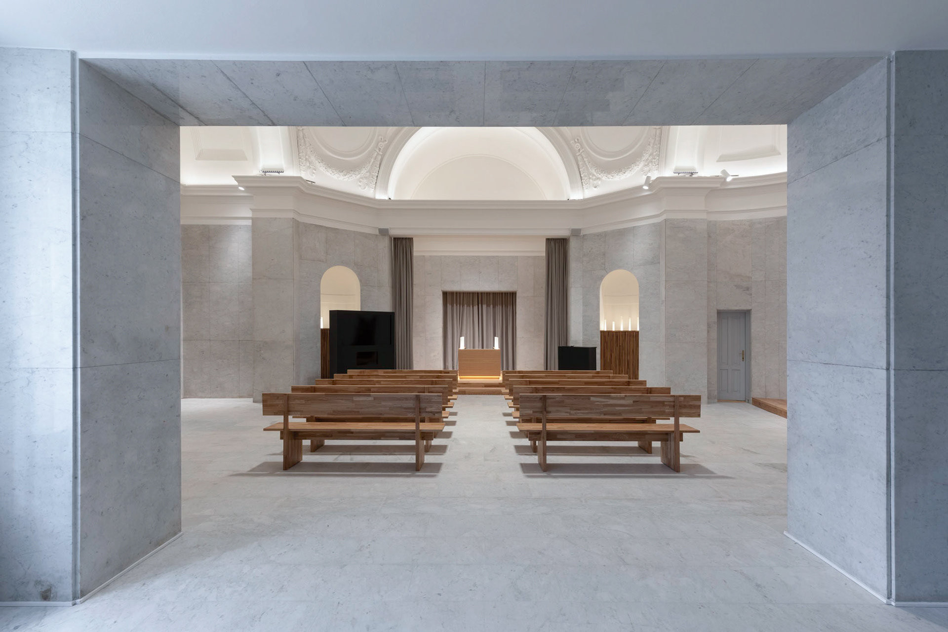 Pohled do interiéru smuteční síně (Rekonstrukce obřadní síně na Olšanských hřibitovech; Ateliér Schwestern)