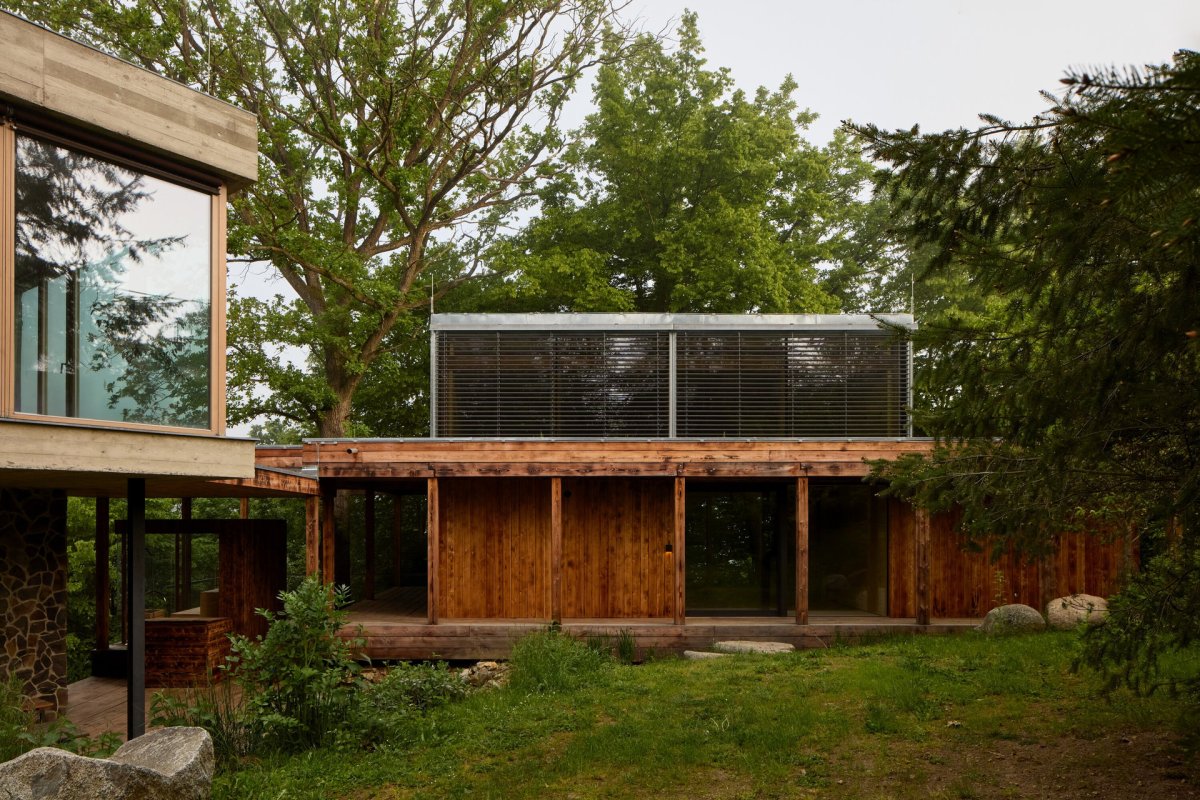 Okolí s mění s denní a roční dobou - a s ním i ateliér. (Dům Medník, päivä architekti)