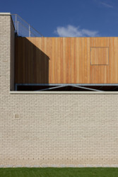 Terasa a sauna mají plášť z modřínových prken. (Rodinný dům v Radotíně, System Recovery Architects)