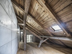 Objekt výstavního sálu je vložený do historického podkroví kapituly
