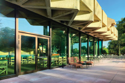 Nové zasklení s moderními vlastnostmi pro budovu na míru vyvinula a vyrobila společnost AGC.