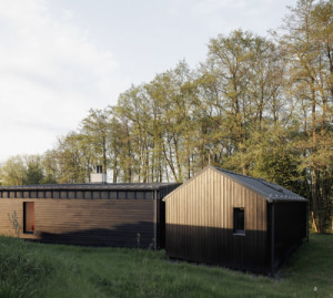 Díky prosklení orientovanému do zahrady působí dřevostavba nenápadným dojmem. (Dům inspirovaný australskou architekturou; Anna Koukolová architekti)