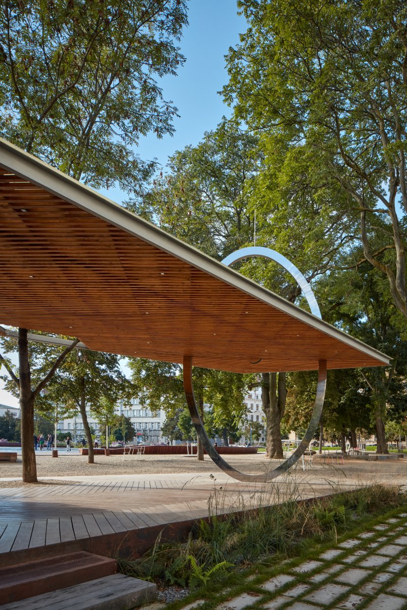 Kavárna v parku na Moravském náměstí v Brně od consequence forma architekti