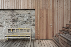 To níže položené, v sobě obsahuje dílnu, technickou místnost nebo vinný sklípek. Vyjít se odtud dá na novou dřevěnou terasu. (Chata Lipka na Šumavě, Harazim Karel Architektura)