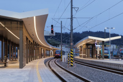 Nádraží ve Vsetíně má nové přístřešky.