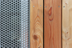 System Recovery Architects - Domek mezi lesy: Detail fasády