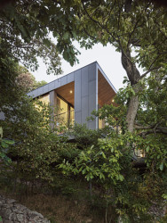 Dům na pobřeží Švédska splývá s okolní vegetací. Je za tím i fasáda z šedivého vláknocementu Swisspearl. 