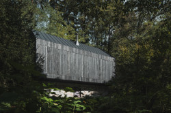 Opálením získala prkna fasády trvanlivost.  (Chata u Sázavy mezi skálou a řekou; Mimosa Architekti)