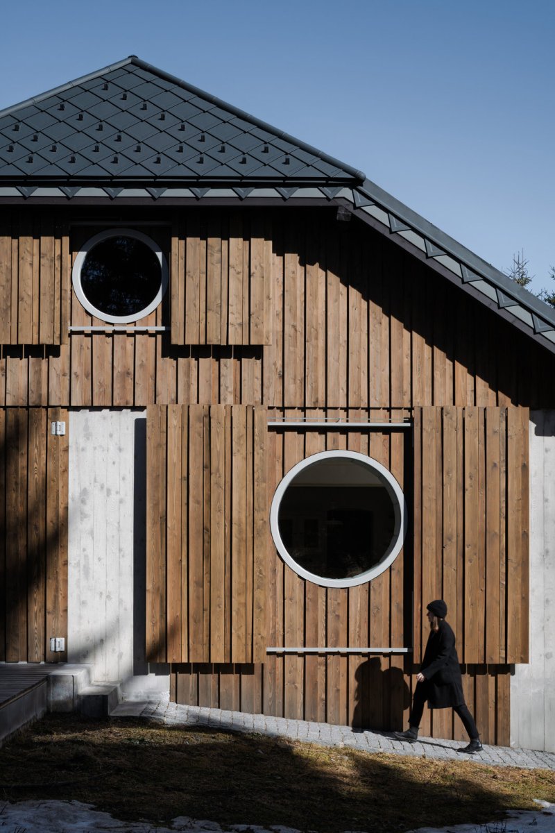 Kolejnice okenic architekti přiznali. (Rekonstrukce chalupy Borová Lada; Studio Plyš)
