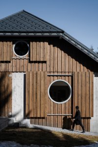 Kolejnice okenic architekti přiznali. (Rekonstrukce chalupy Borová Lada; Studio Plyš)