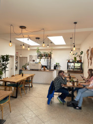 Kavárna Turistka je příjemným místem k zastavení nedaleko Jezuitské koleje a bývalé synagogy