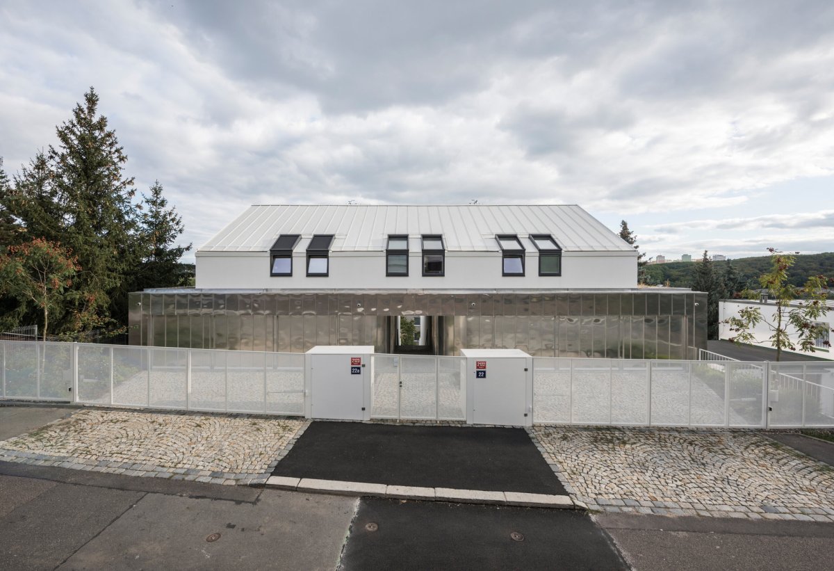 Pohled z ulice (Terasový dvojdům v Krči, martin cenek architecture)