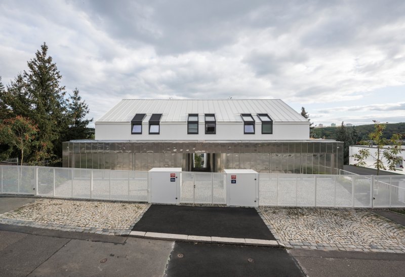 Pohled z ulice (Terasový dvojdům v Krči, martin cenek architecture)