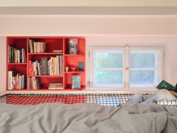 Natažená síť se používá místo gauče. (Bydlení na 37 metrech čtverečních; hurá studio)