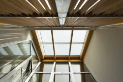 Střecha nad atriem je prosklená. (Úzký patrový dům v Žilině, architektonické studio treea - architekt Peter Kasman.)