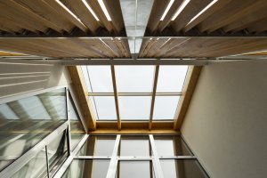 Střecha nad atriem je prosklená. (Úzký patrový dům v Žilině, architektonické studio treea - architekt Peter Kasman.)