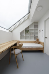 Na domě je pracováno s velkými okny, i v podkroví. (Rodinný dům v Senici na Hané, TŘI.ČTRNÁCT architekti)