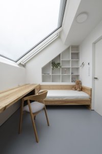 Na domě je pracováno s velkými okny, i v podkroví. (Rodinný dům v Senici na Hané, TŘI.ČTRNÁCT architekti)
